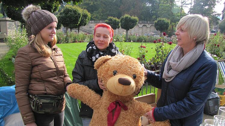 Da haben Darja Wandrei sowie Ines und Pia Schesinger ihren Teddybären noch. Für sieben Euro fand er einen Abnehmer.