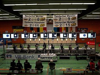 Zum voraussichtlich letzten Mal bietet die Angerhalle am Samstag, 28., und Sonntag, 29. Oktober, Sport der Spitzenklasse. Die Schützengesellschaft Coburg 1354 trägt hier vermutlich letztmals ihren Bundesliga-Heimwettkampf im Luftgewehrschießen aus. Gegner sind die SSG Dynamit Fürth, die SV Niederlauterbach, Eichenlaub Saltendorf, KKS Königsbach und Germania Prittlbach. Foto: CT-Archiv/Albert Höchstädter
