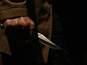 Mit einem Messer soll ein Anwohner des Münnerstädter Marktplatzes auf Jugendliche afrikanischer Herkunft losgegangen sein. Die Kriminalpolizei ermittelt. Symbolfoto: Christopher Schulz