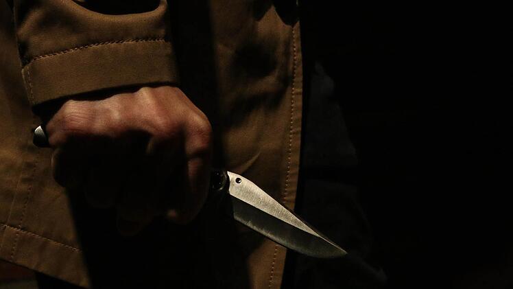 Mit einem Messer soll ein Anwohner des Münnerstädter Marktplatzes auf Jugendliche afrikanischer Herkunft losgegangen sein. Die Kriminalpolizei ermittelt. Symbolfoto: Christopher Schulz