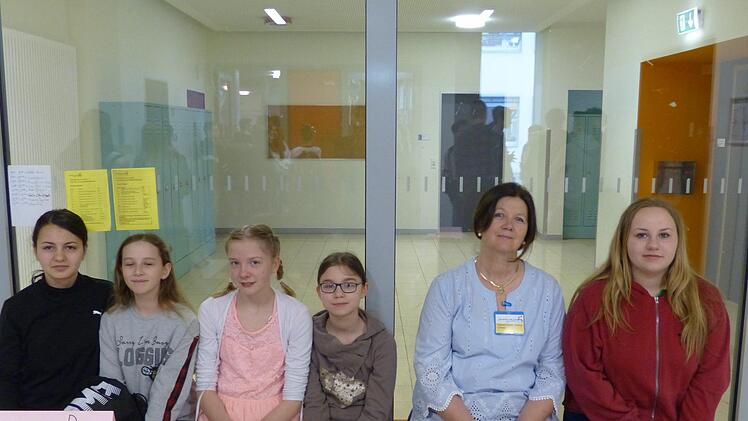 Die Hoffnungen von Alwina, Stella, Madlen und Angelina, dass sich Dagmar Meyer-Balling und Lena als Großabnehmer beim "Bücher-Flohmarkt" der Klasse 6 a einbringen, erfüllten sich nur zum Teil. Foto: Manfred Mellenthin