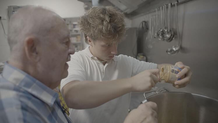 Die beiden Servicekr&auml;fte Ben (19) und Gunther Linges (77) kochen zusammen in der Gastst&auml;tte Wundert&uuml;te.