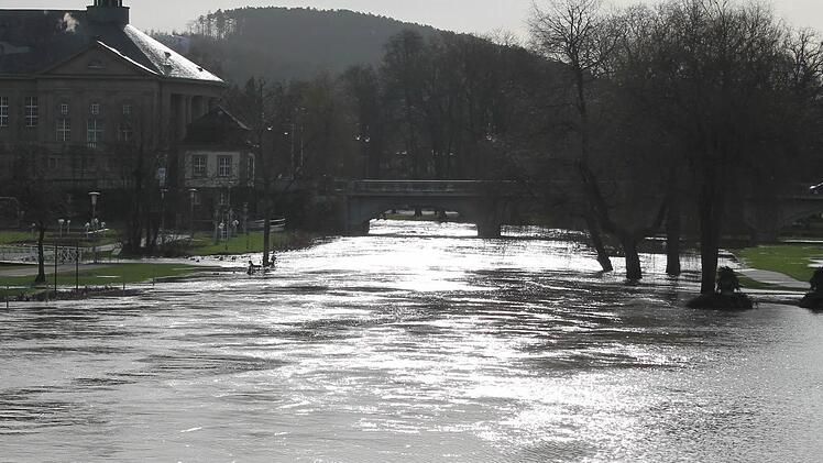 Deutlich verbreitert: Die Saale mit Blickrichtung auf die Ludwigsbrücke.