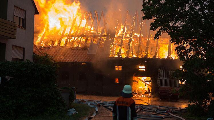Am Dienstagnachmittag (06.08.2013) kam es in Aha zu einem Vollbrand einer Scheune. Der Brand wurde durch einen Blitzschlag ausgeloest. In der Scheune befanden sich zahlreiche Rinder, die aber noch rechtzeitig aus den Flammen befreit werden konnten. Personen kamen nach ersten Aussagen nicht zu Schaden. Insgesamt waren 150 Feuerwehrleute im Einsatz. Foto: News5 / Goppelt