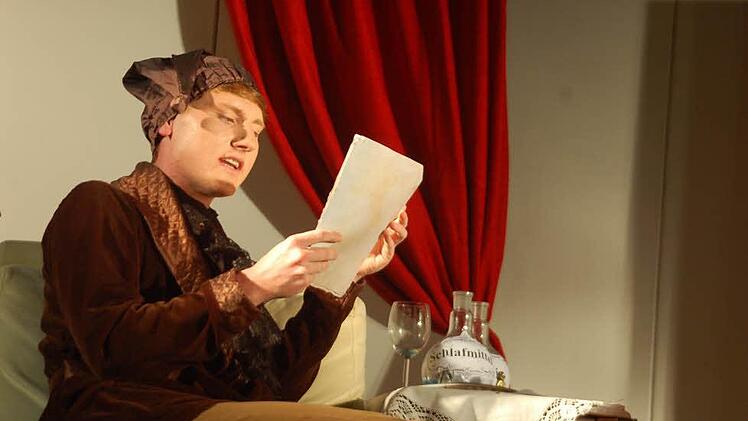 Ludwig Seubert aus der Klasse 10g "leidet" in der Rolle als eingebildeter Kranker. Foto: Gabi Arnold