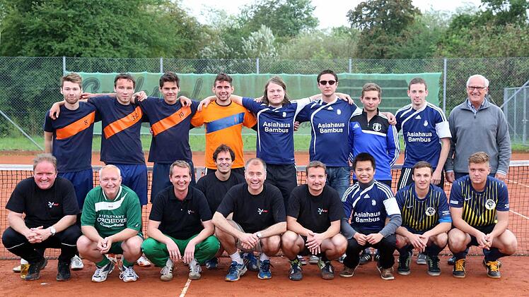 Am Ende konnten sich der Turniersieger und die Platzierten über ihren Erfolg beim Fußballtennisturiner des TC Michelau freuen. Foto: Klaus Gagel
