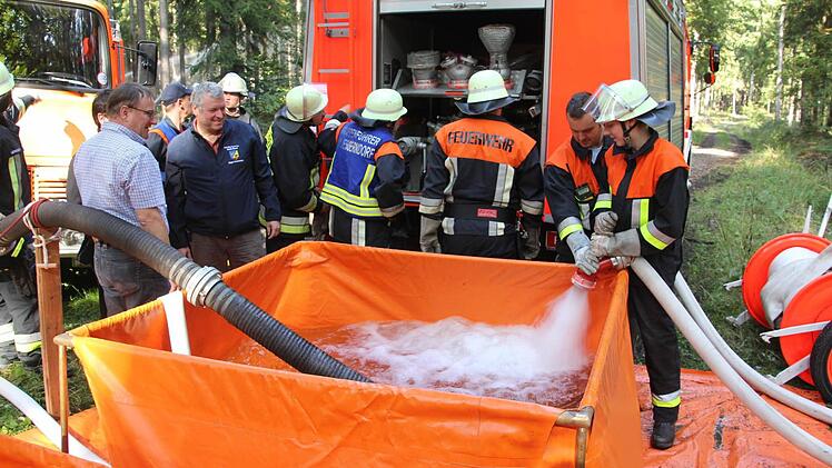 Wasserbehälter wurden in der Nähe des Brandobjektes gefüllt, um aus diesen Löschwasser an den Brandherd zu bringen.