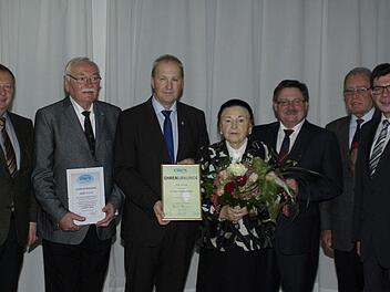Für besondere Verdienste gab es die Bronzene Ehrenraute (von links): Kreisvorsitzender Thomas Bold, Joachim Kutzias, Ortsvorsitzender Detlef Heim, Zita Zeier, Staatssekretär Gerhard Eck, Jürgen Rübeck und Bürgermeister Armin Warmuth.  Foto: Winfried Ehling