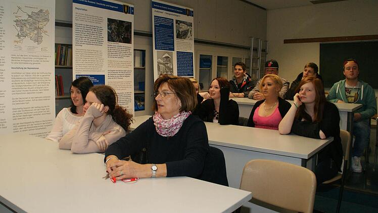 Geschichte ist nicht gerade das Lieblingsfach vieler Berufsschüler. Doch von Jakob Fischer und seinen anschaulichen Beispielen zur Integration ließen sich die Schülerinnen und Schüler schnell in den Bann ziehen. Foto: Sabine Weinbeer