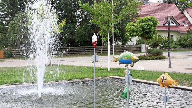 Der Brunnen vor dem Uehlfelder Rathaus ist eine der Stationen, an denen die Kunstkarpfen zu sehen sind. Foto: Sonja Werner