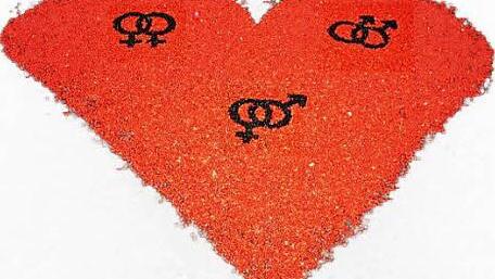 "Die ganz große Liebe" - an diesem Kunstwerk aus Zwergmispel- und Ligusterbeeren brachte ein Unbekannter ungewollte Veränderungen an.