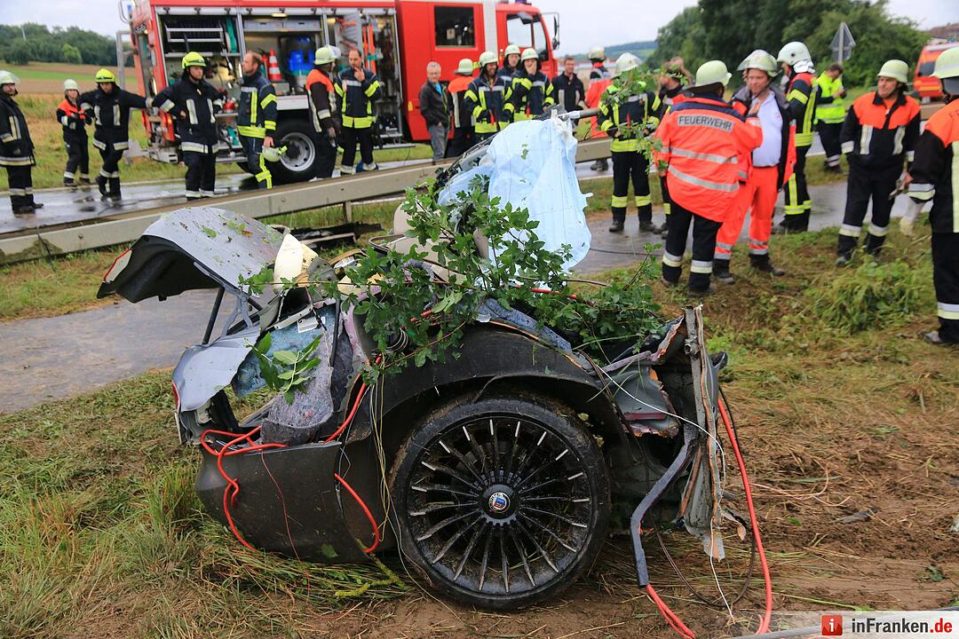 Fahrzeug bei Unfall in Frankenwinheim komplett zerstört