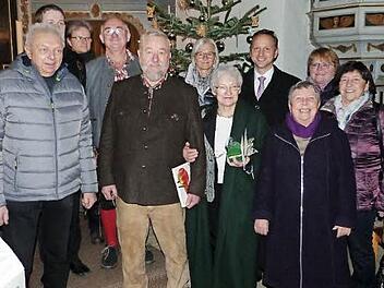 Siegbert und Gisela Unger im Kreise der Gratulanten Foto: Werner Reißaus