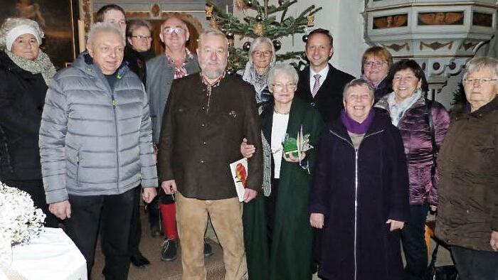 Siegbert und Gisela Unger im Kreise der Gratulanten Foto: Werner Reißaus