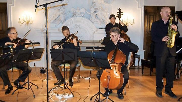 Jazz trifft Klassik im Kaisersaal des Klosters Banz (von links): Michael Hamann, Christof Kuen (Viola) Achim Melzer, Christian Hellwich, Kim Barth. Foto: Andreas Welz
