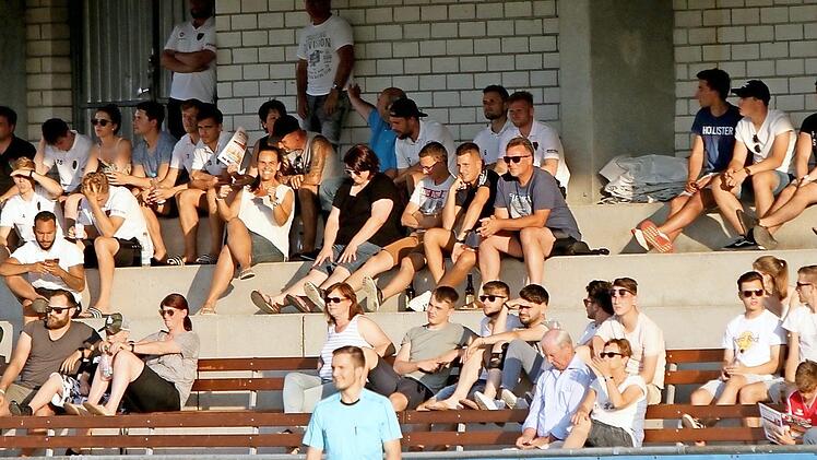 Auf der Tribüne des Stadions an der Flutbrücke verfolgten zahlreiche Zuschauer das Jubiläumsspiel.
