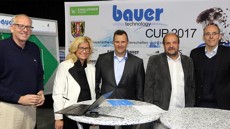 Die Auslosung als offizieller Startschuss für das ATP-Challenger-Tennisturnier in Eckental. Auf spannende Spiele freuen sich (v. li.): Oberschiedsrichter Hans-Jürgen Ochs, Bürgermeisterin Ilse Dölle, Turnierdirektor Marcus Slany, Titelsponsor Harald Bauer und BTV-Bezirksvorsitzender Christian Wenning.