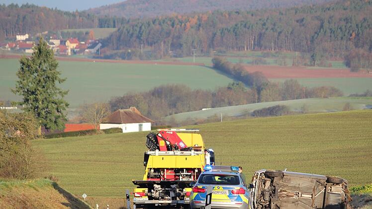 Ein Abschleppunternehmen barg das verunglückte Auto.Eckehard Kiesewetter