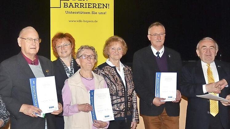 Für langjähriges, verdienstvolles Wirken im Ehrenamt wurden diese Mitglieder ausgezeichnet. Rechts stellvertretender Landesvorsitzender Hellmut Ott, der Heinz Hausmann für 25 Jahre als Ortsverbandsvorsitzender dankt und die Ehrenurkunde überreicht.