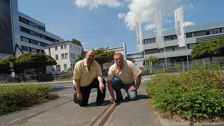 Ortstermin  im August 2009: Horst Körner, damals Fraktionsvorsitzender der CSU , und Walter Nussel forderten seit 2008 mehrfach   einen S-Bahn-Anschluss für Herzogenaurach. Die Fraktion bringt das Thema jetzt erneut ins Spiel. Inzwischen  zählt Körner-Sohn Konrad zu den Antragstellern.  Ziel heute ist  ein Gutachten, das die Machbarkeit einer S-Bahn eigenständig untersucht, unabhängig von der Stub. Bernhard Panzer