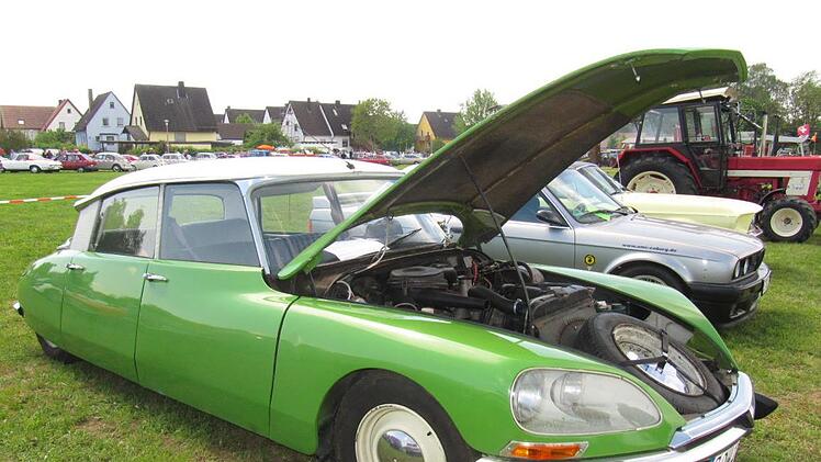 Grasgrünes Kraftpaket mit 75 PS: die "Königin" Citroen DS, Baujahr 1970, erlaubte einen Einblick unter ihre  Motorhaube.
