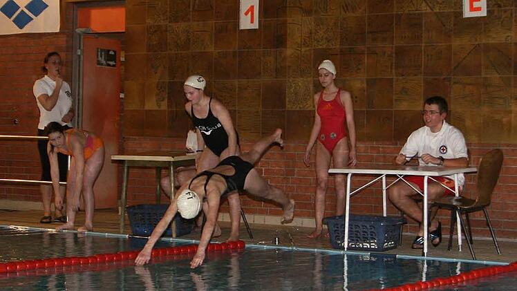 Die Wasserwacht nutzte lange das Schwimmbecken im Freizeitzentrum für ihre Ausbildung. Sie bekommt jetzt mit dem Lehrschwimmbecken in der Schule eine neue Trainingsstätte. Das Wandrelief im Hintergrund wurde erhalten und ziert auch die Wand in der neuen Kulturhalle. Foto: CT Archiv/Albert Höchstätter