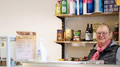 Vorsichtig hat hat Maria Lorenz mit dem Aufbau eines Lebensmittelladens begonnen.  Foto: Klaus Klaschka