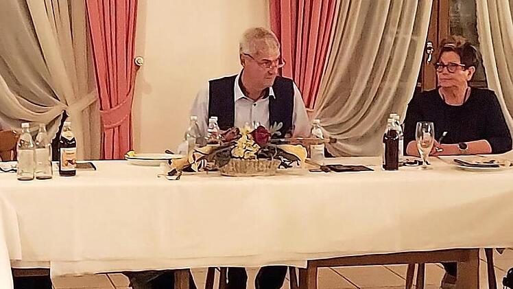 Hatten viel zu besprechen: MdB Andreas Schwarz, Kreisbäuerin Rosi Kraus, Kreisobmann Edgar Böhmer (Bamberg), Landesbäuerin Anneliese Göller, Geschäftsführer Werner Nützel und MdL Holger Dremel am "runden" Tisch. Foto: Franz Galster