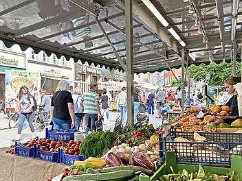 Der Wochenmarkt zieht bis zum Ende der Weihnachtszeit vom Albertsplatz in die Spit.