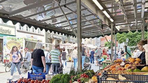 Der Wochenmarkt zieht bis zum Ende der Weihnachtszeit vom Albertsplatz in die Spit.