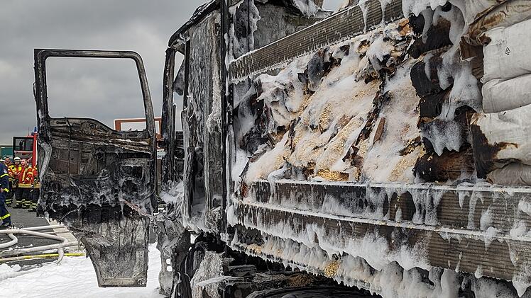A93 bei Trogen: Lkw-Brand führt zu starker Rauchentwicklung - Autobahn voll gesperrt