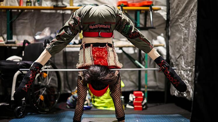 Querschnittsgel&auml;hmte Akrobatin Pan