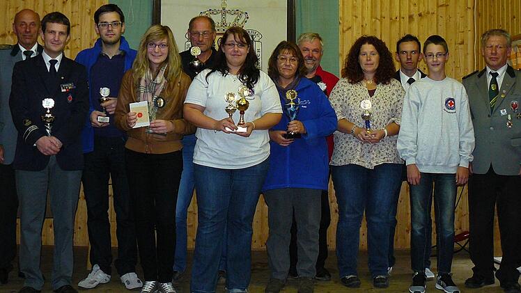 Clarissa Batzer von der Feuerwehr Zaubach (Vierte, von links) grüßt als neue Stadtkönigin. Mit im Bild die Mannschaftsführer und besten Einzelschützen des Vereinspokalschießen 2013 zusammen mit Sportleiter Josef Heiß (links) und zweitem Schützenmeister Raimund Ortlieb (rechts).