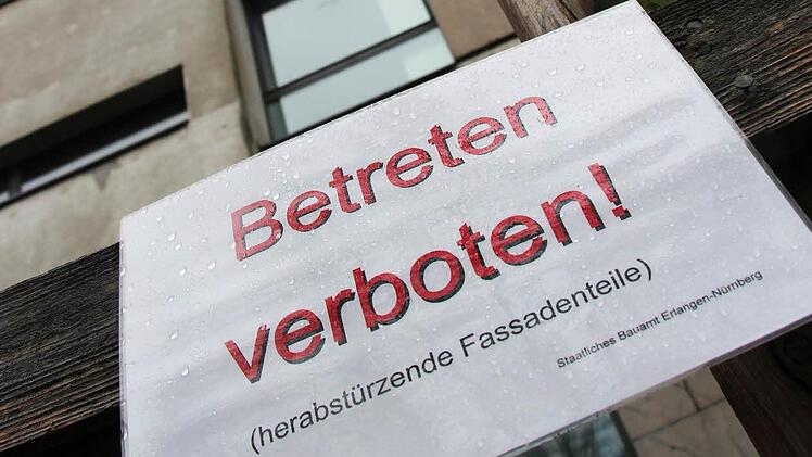 Das Schild vor einem der "Philosophentürme" warnt vor herabstürzenden Fassadenteilen. Die Gebäude sind Teil der Philosophischen Fakultät. Momentan läuft eine Messung auf den Giftstoff PCB in der Raumluft.  Foto: Christian Bauriedel