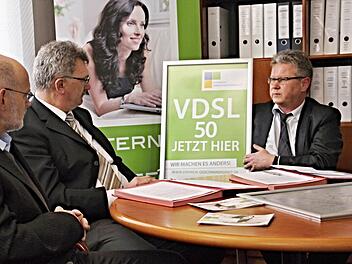 Das schnelle Internet kommt in die Gemeinde Untermerzbach. Am Donnerstag wurde der Vertrag von Bürgermeister Helmut Dietz und dem Geschäftsführer der Süc/Dacor GmbH, Uwe Meyer (Mitte und rechts), unterzeichnet. Das beobachte Zweiter Bürgermeister Siegfried Kirchner (links). Foto: Helmut Will