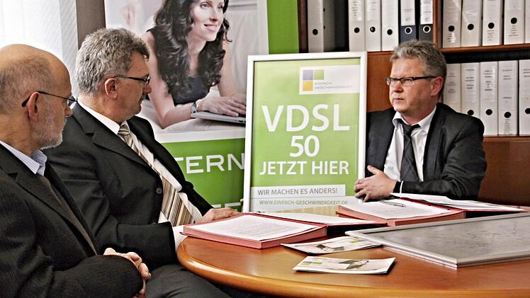 Das schnelle Internet kommt in die Gemeinde Untermerzbach. Am Donnerstag wurde der Vertrag von Bürgermeister Helmut Dietz und dem Geschäftsführer der Süc/Dacor GmbH, Uwe Meyer (Mitte und rechts), unterzeichnet. Das beobachte Zweiter Bürgermeister Siegfried Kirchner (links). Foto: Helmut Will