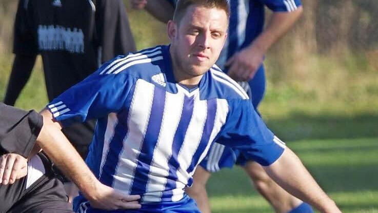 Tschirns Mannschaftskapitän Fabian Pechtold gilt als fairer Sportsmann. Am Sonntag wurde er Opfer einer Zuschauer-Attacke. Durch einen Faustschlag wurde dem 28-Jährigen die Nase gebrochen, außerdem verlor der Verteidiger des A-Klassisten einen Zahn. Foto: Archiv/Heinrich Weiß