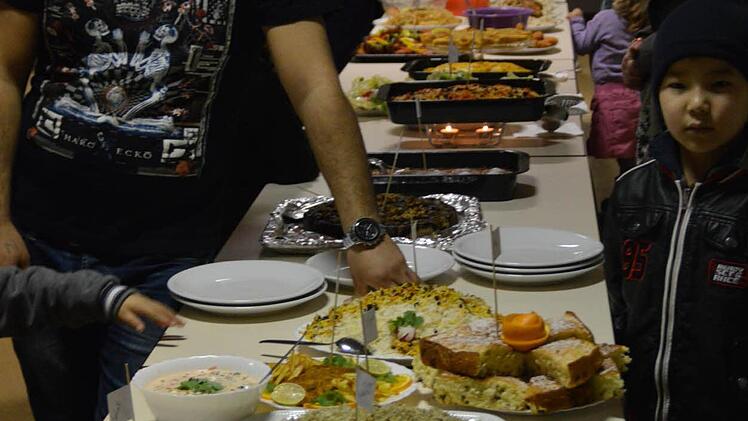 Am Buffet ergaben sich schnell gute Gespräche.  Foto: Marcus Leitner