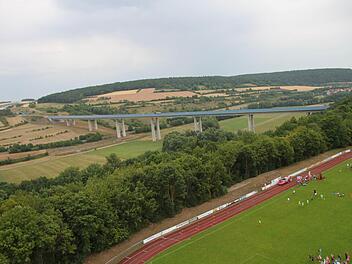 Ein möglicher Trassenkorridor der Südlink-Stromtrasse führt nun auch entlang der A 71. Unmittelbar betroffen sein könnten von den Bauarbeiten landwirtschaftliche Flächen auf Münnerstädter Gemarkung, aber auch das Sportzentrum. Foto: Heike Beudert