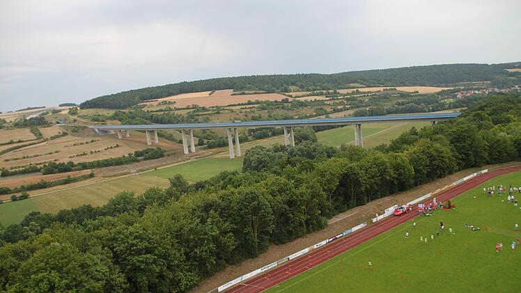 Ein möglicher Trassenkorridor der Südlink-Stromtrasse führt nun auch entlang der A 71. Unmittelbar betroffen sein könnten von den Bauarbeiten landwirtschaftliche Flächen auf Münnerstädter Gemarkung, aber auch das Sportzentrum. Foto: Heike Beudert