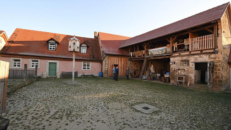 Das kleibäuerliche Anwesen in der Schulgasse 2 in Strullendorf wurdee über drei Jahre renoviert. Es wurde von der Gemeinde vor dem Abriss bewahrt. Foto: Ronald Rinklef