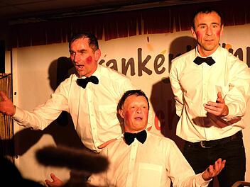 Ob als musizierende Mexikaner oder als Sänger der Comedian Harmonists: Michael Vorndran, Jürgen Schneider und Dieter Heinrich machten eine gute Figur in der Musikbox.  Foto: Gerd Schaar