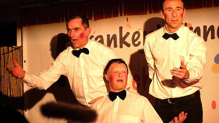 Ob als musizierende Mexikaner oder als Sänger der Comedian Harmonists: Michael Vorndran, Jürgen Schneider und Dieter Heinrich machten eine gute Figur in der Musikbox.  Foto: Gerd Schaar