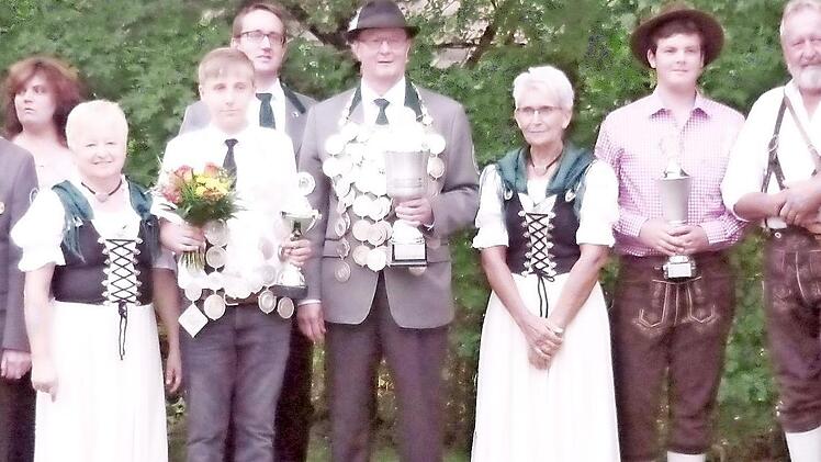 Die amtierenden Könige des Schützenvereins 1960 Schmölz nach der Proklamation Foto: privat