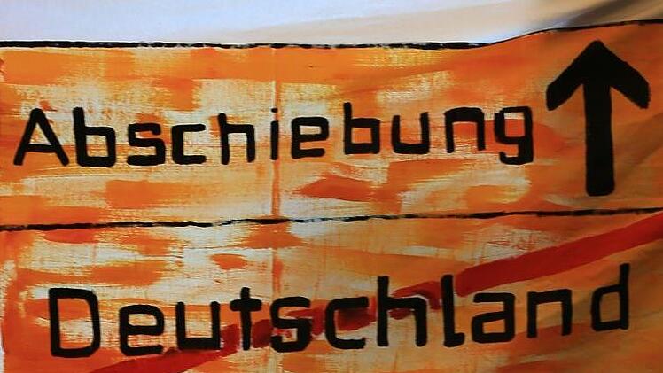 Eine Abschiebung, die rechtens ist, aber eine Familie auseinander reißt: Das Thema Ofeliya wird in Kulmbach heiß diskutiert.  Foto: Christian Charisius/dpa