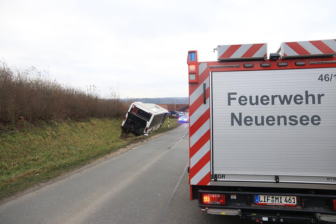 Oberfranken: Schulbus kommt von Straße ab