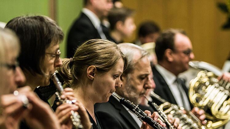 Das Orchester der Musikfreunde Neustadt unter Leitung von Hans Stähli beeindruckte mit seinem Sinfoniekonzert in der Mehrzweckhalle Heubischer Straße.Foto: Jochen Berger