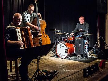 Das Trio Tango Transit gastierte in der Reihe Elsa 47 im Elsicher Dorfhaus (von links): Martin Wagner, Hanns Höhn und Andreas Neubauer.Foto: Jochen Berger