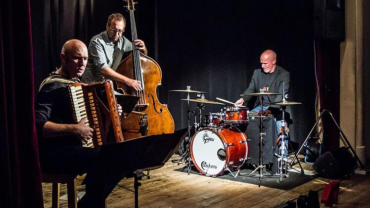 Das Trio Tango Transit gastierte in der Reihe Elsa 47 im Elsicher Dorfhaus (von links): Martin Wagner, Hanns Höhn und Andreas Neubauer.Foto: Jochen Berger