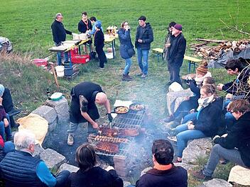 Metzgermeister Jürgen Fleischmann kontrolliert das Grillgut. Foto: Johanna Blum